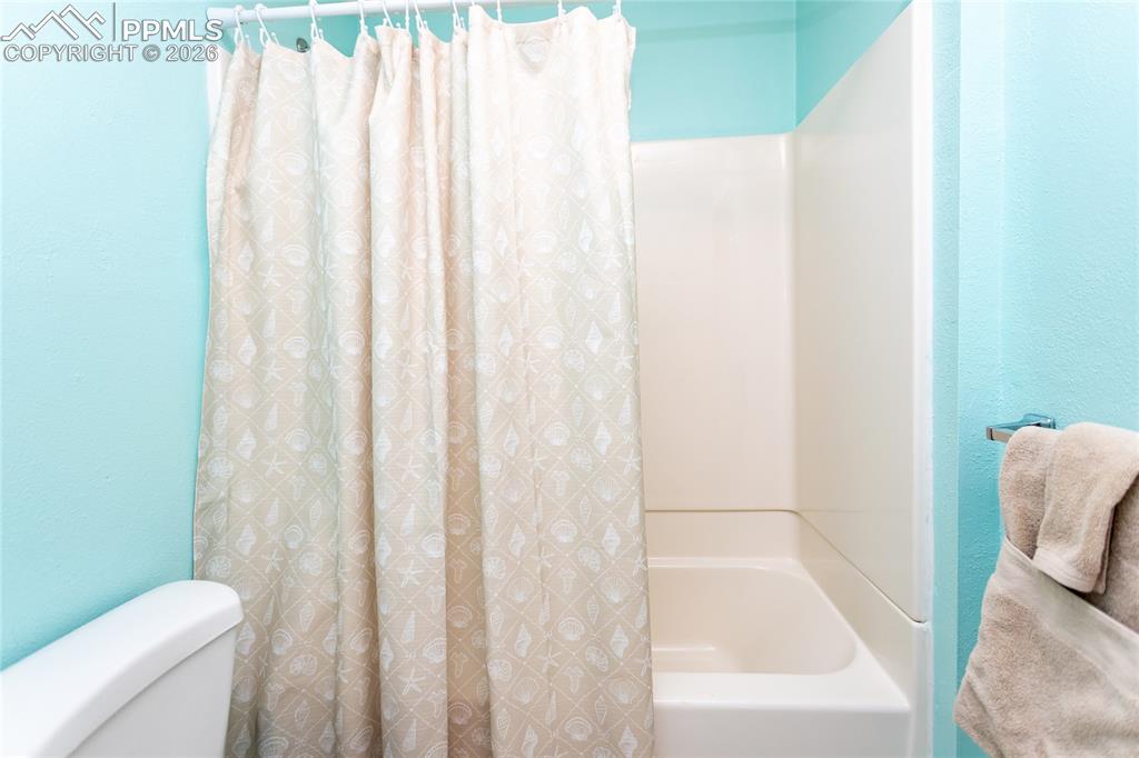 Image 33 of 48: Bathroom