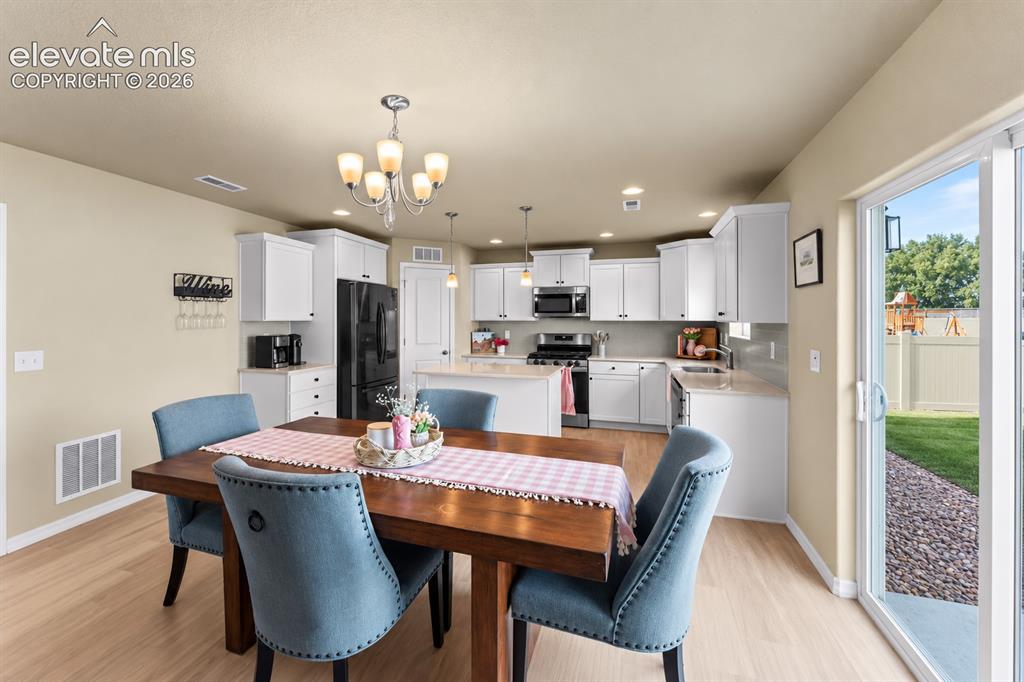 Image 11 of 26: Dining Area