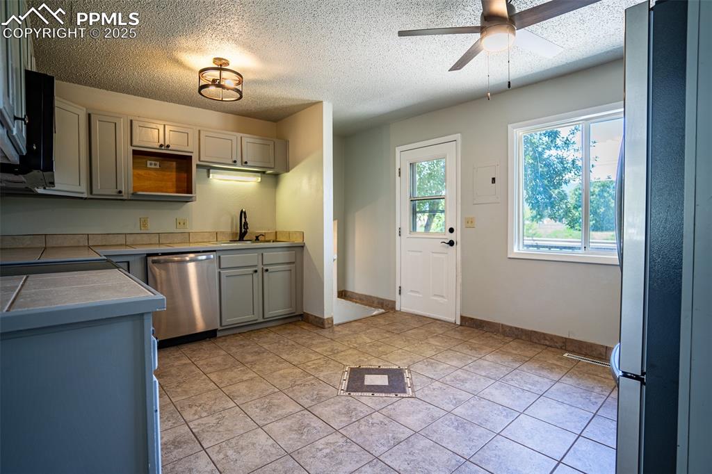 Image 12 of 22: Kitchen