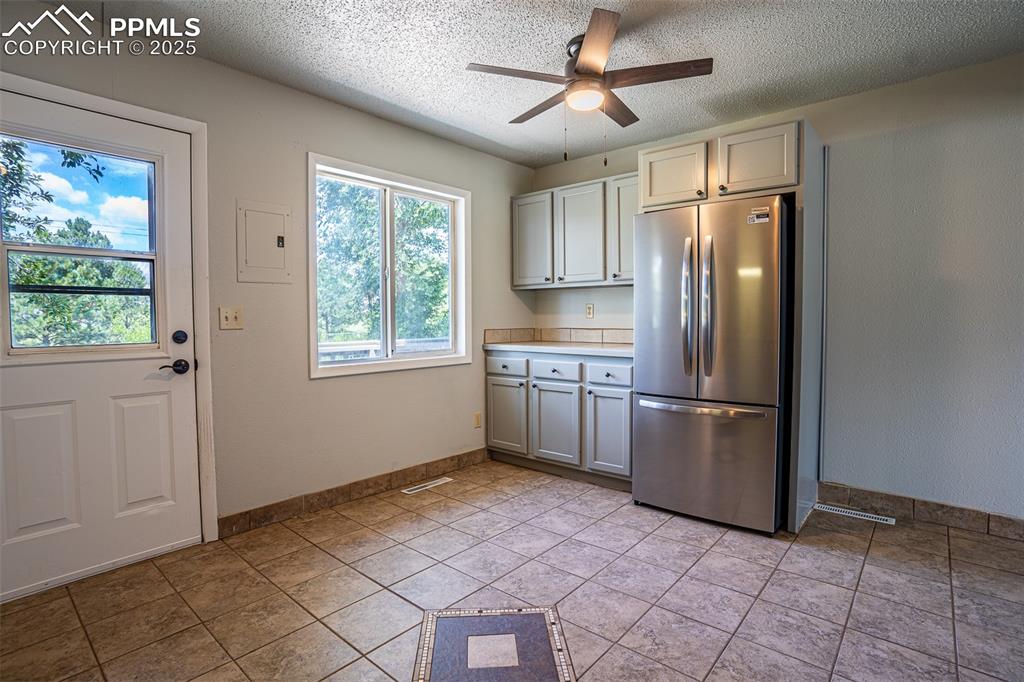 Image 14 of 22: Kitchen