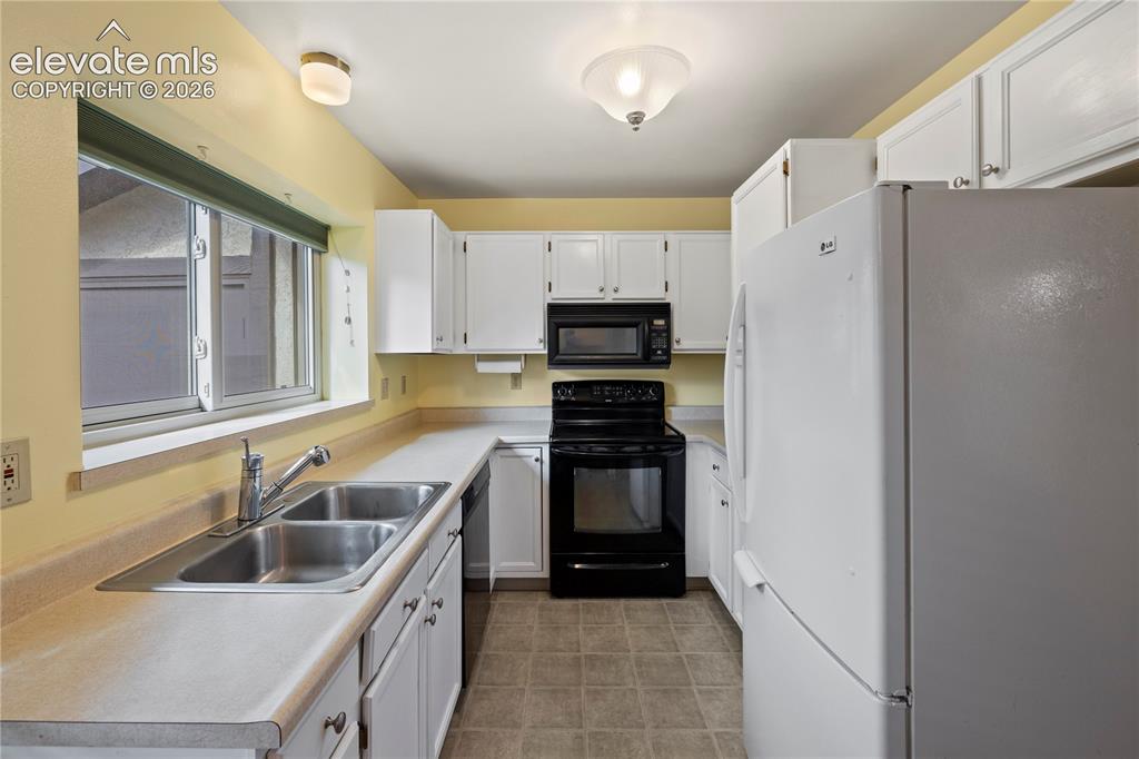 Image 13 of 49: Kitchen