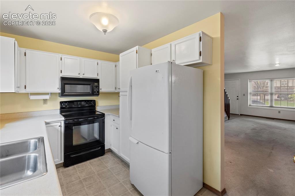 Image 14 of 49: Kitchen