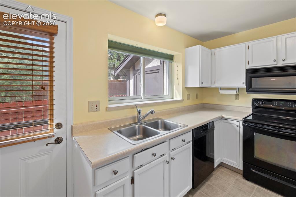 Image 15 of 49: Kitchen