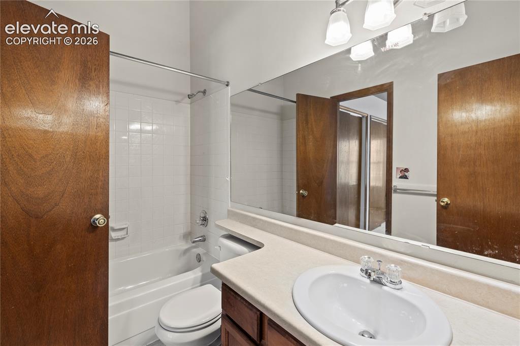 Image 25 of 49: Bathroom