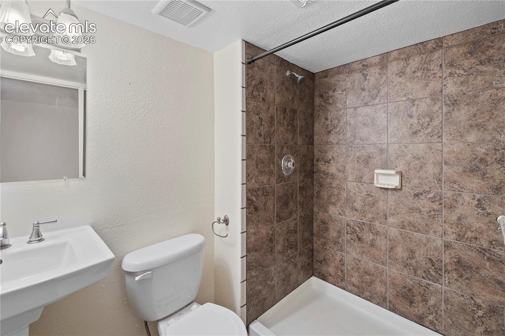Image 37 of 49: Bathroom