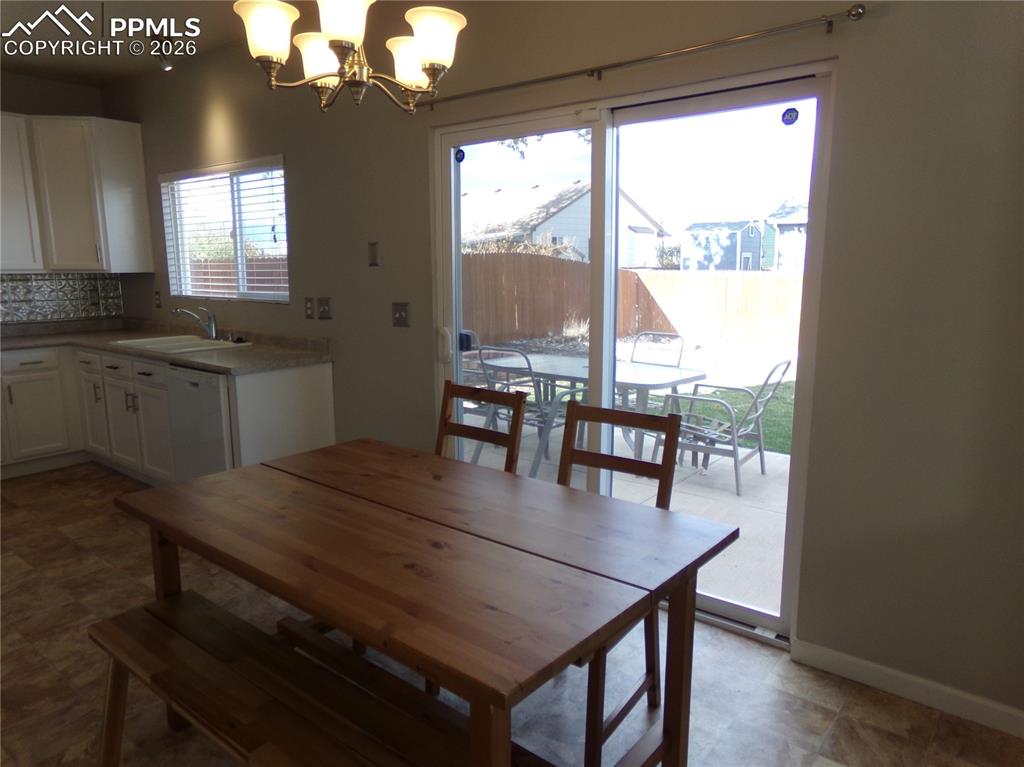 Image 7 of 27: Dining Area