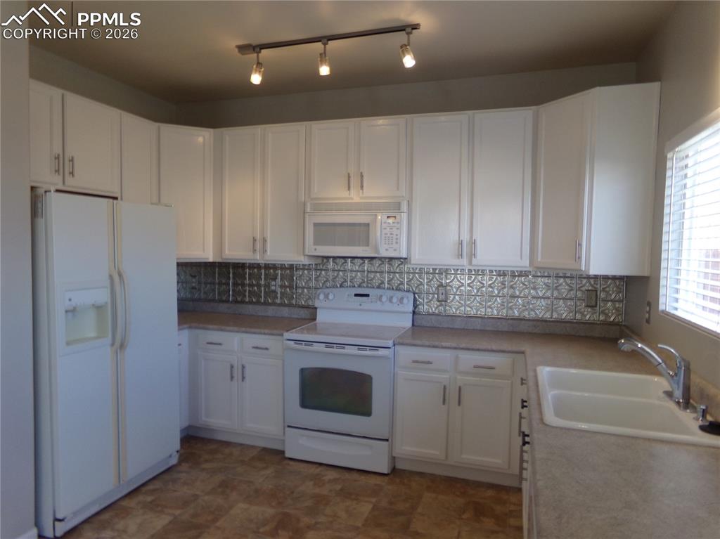 Image 9 of 27: Kitchen