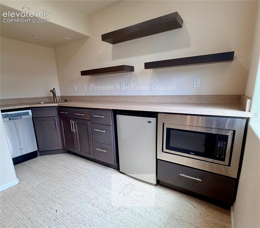 Image 17 of 22: Kitchen
