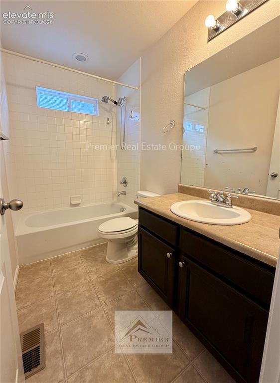 Image 18 of 22: Bathroom
