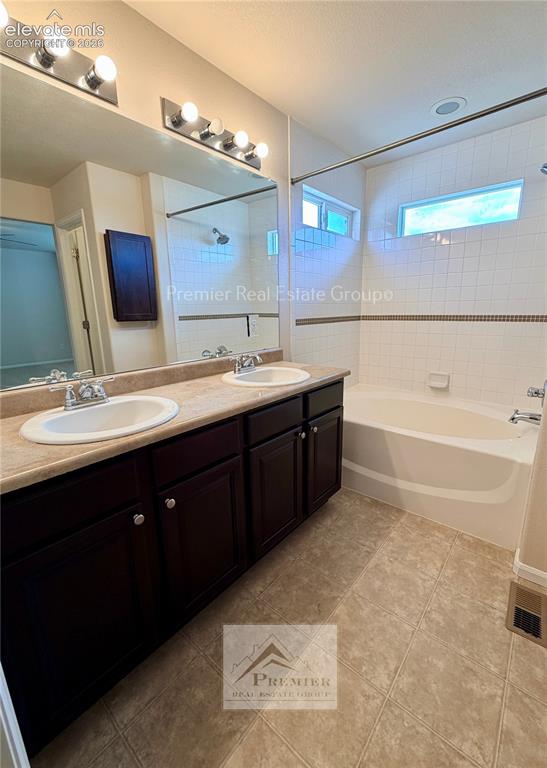 Image 19 of 22: Bathroom