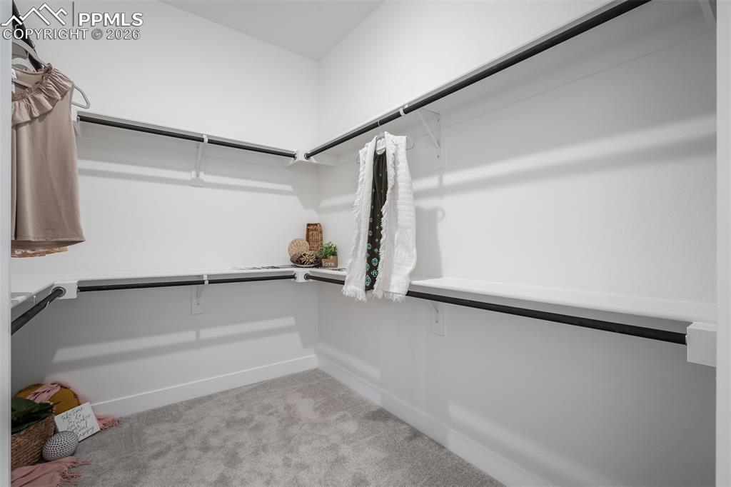 Image 20 of 40: Closet