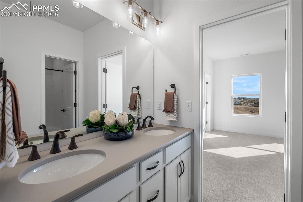 Image 28 of 40: Bathroom