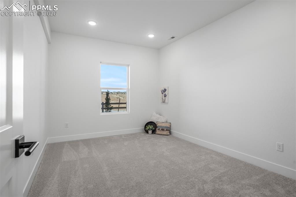 Image 34 of 40: Bedroom