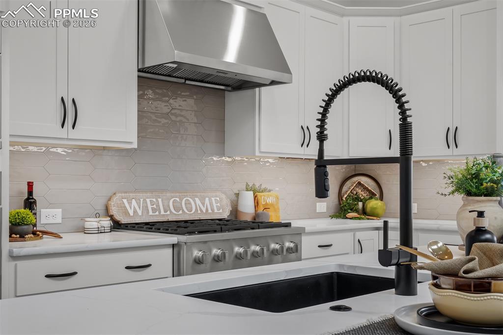 Image 7 of 40: Kitchen