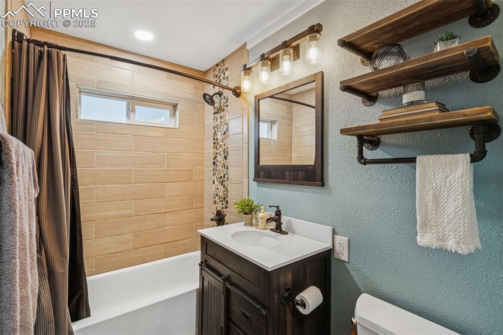 Image 18 of 32: Bathroom