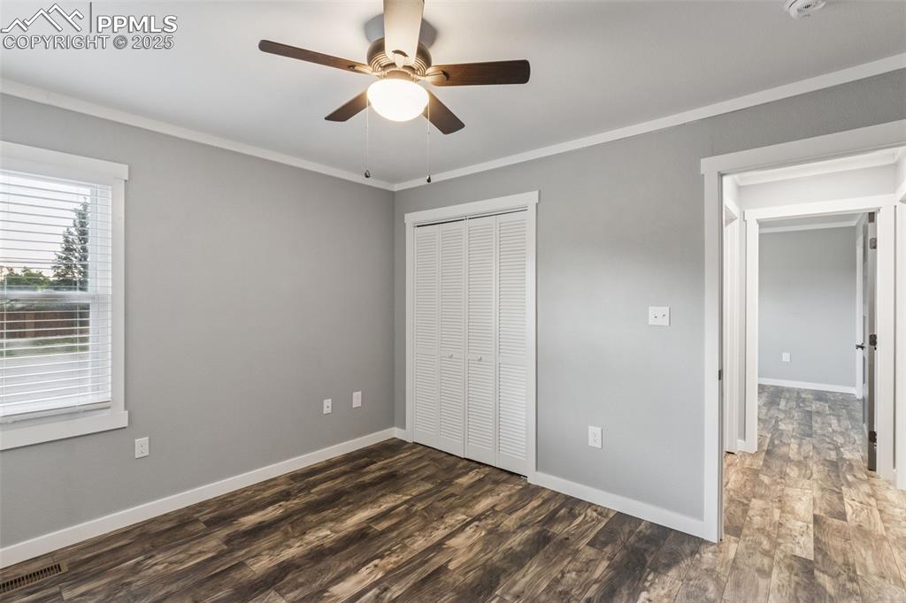 Image 20 of 32: Bedroom