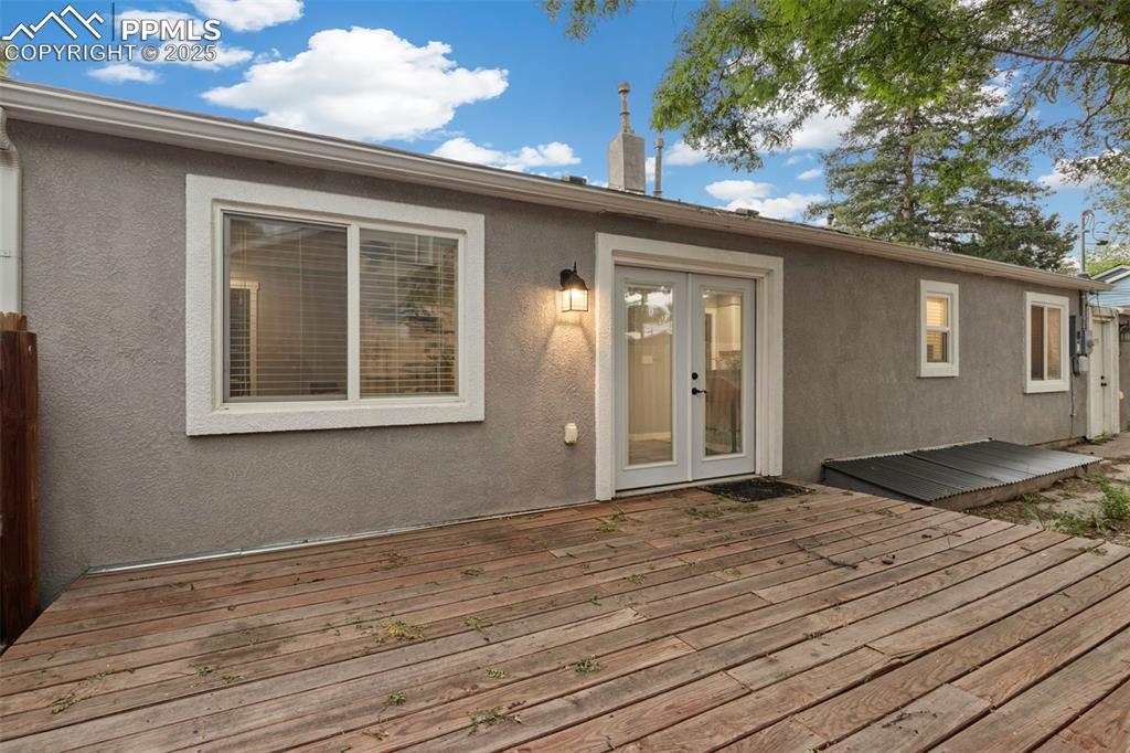 Image 26 of 32: Deck