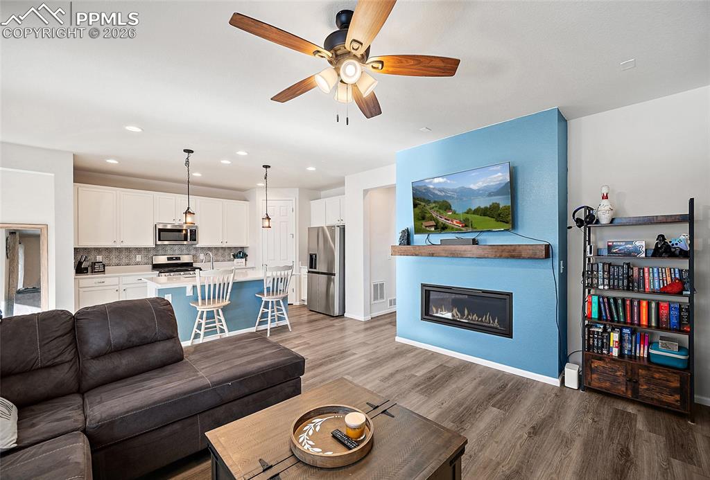 Image 16 of 31: Living Room