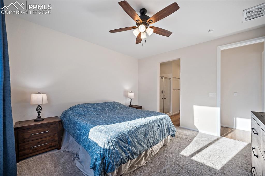 Image 23 of 31: Bedroom