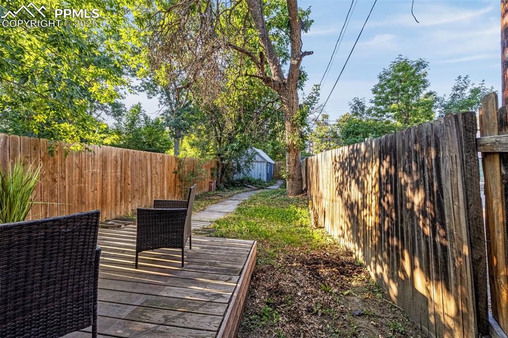 Image 12 of 15: Yard