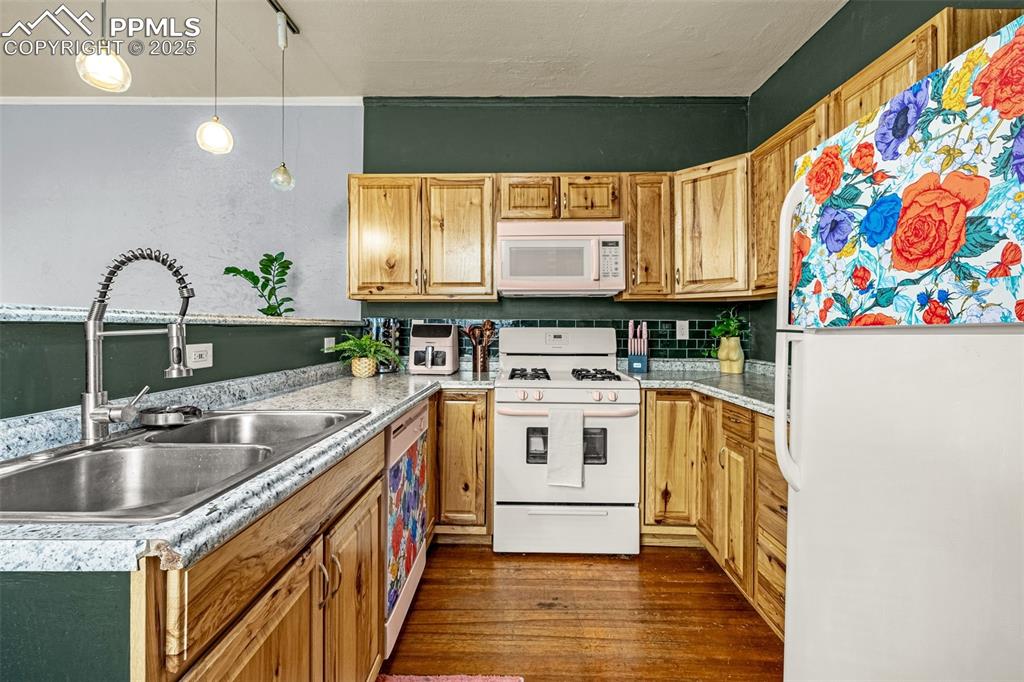 Image 5 of 15: Kitchen