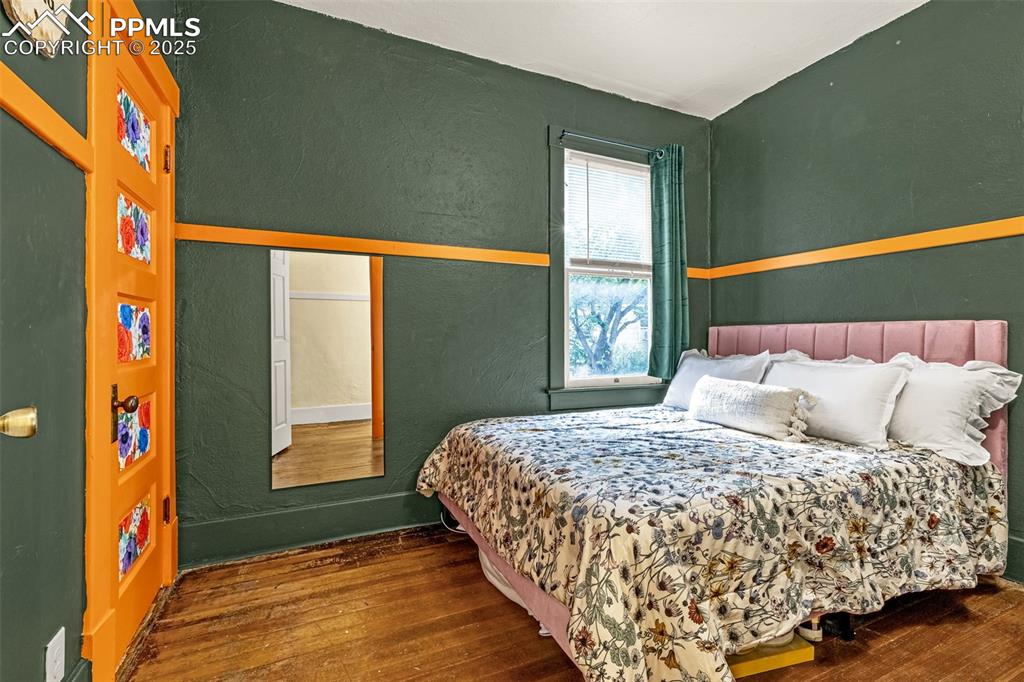 Image 8 of 15: Bedroom