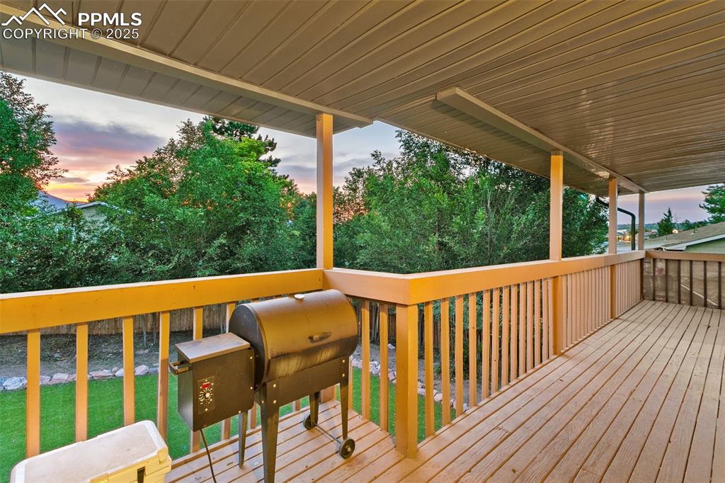 Image 16 of 29: Deck