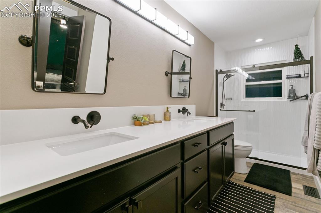 Image 18 of 29: Bathroom