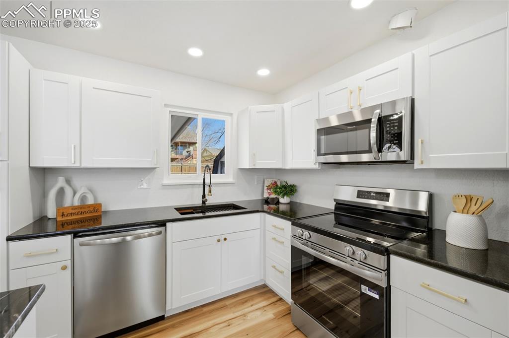 Image 12 of 41: Brand new stainless-steel appliances