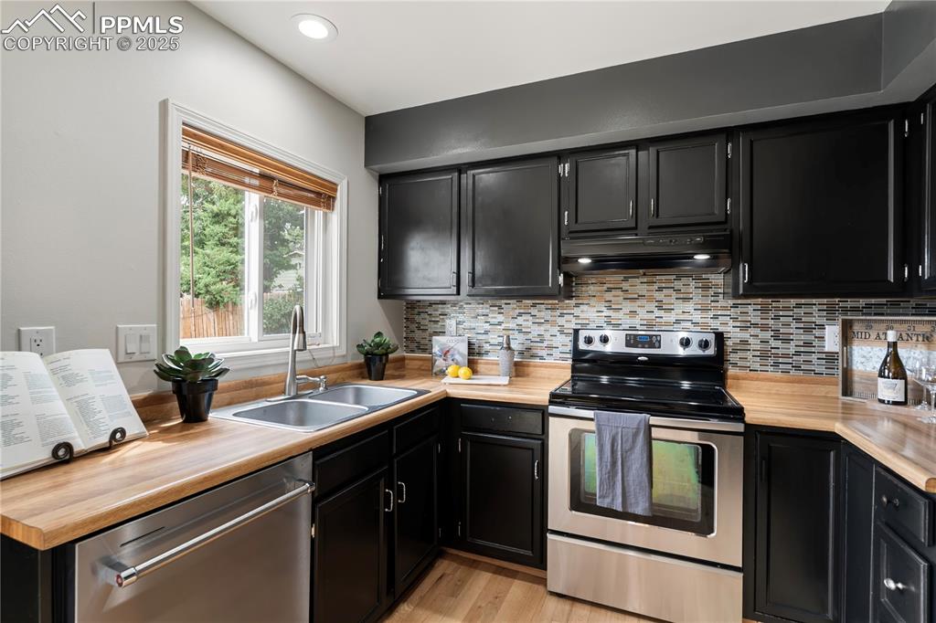 Image 12 of 31: Kitchen