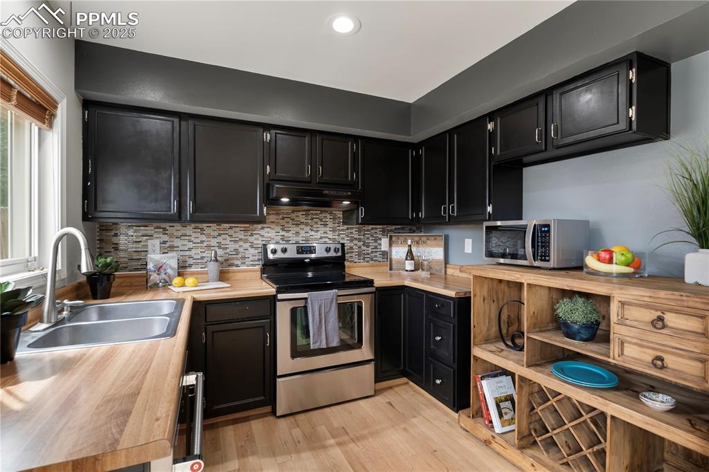 Image 13 of 31: Kitchen
