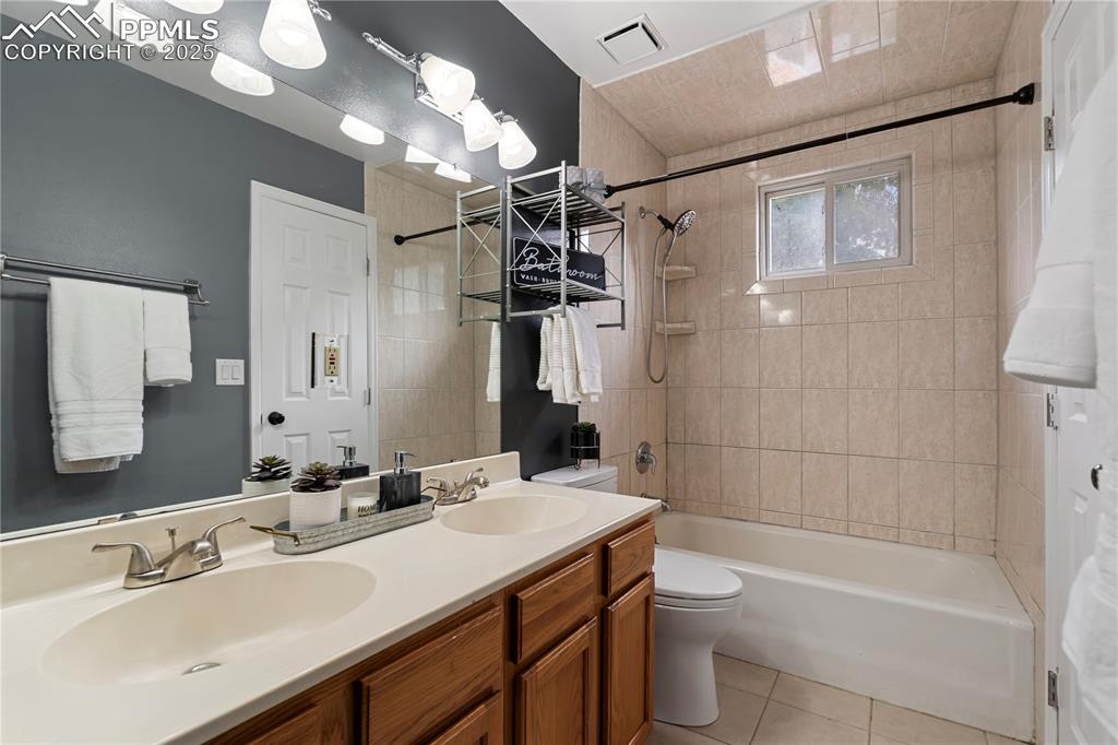 Image 18 of 31: Bathroom