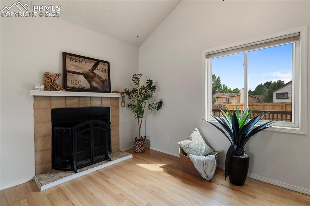 Image 6 of 31: Living Room