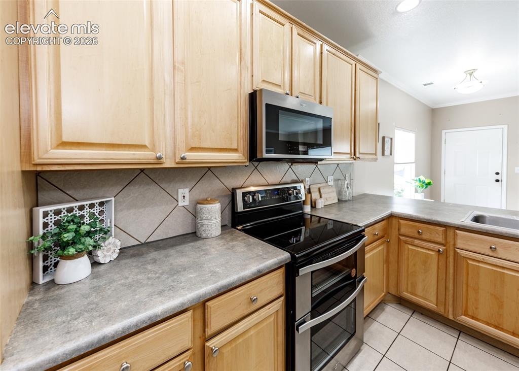 Image 10 of 40: Kitchen