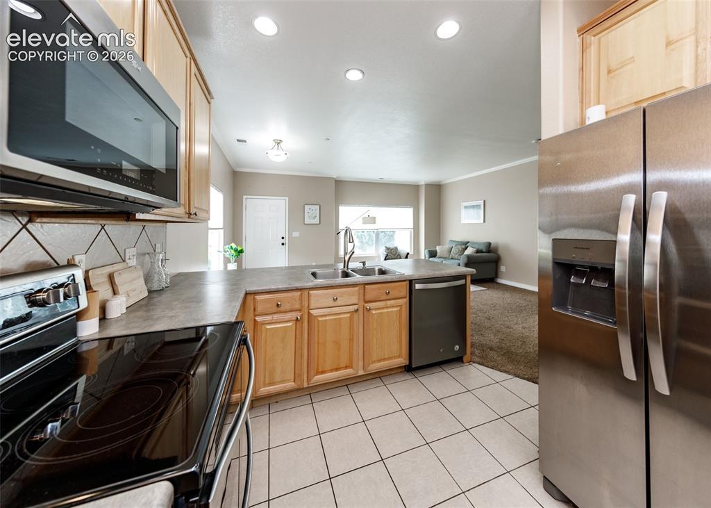 Image 12 of 40: Kitchen