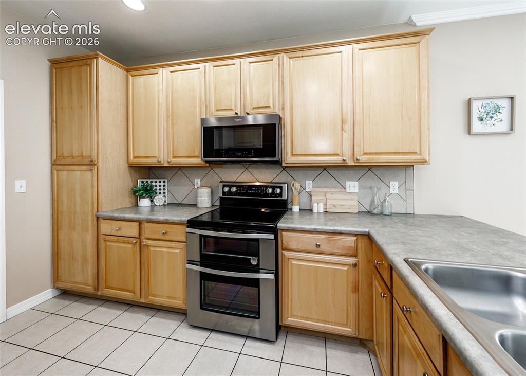 Image 9 of 40: Kitchen