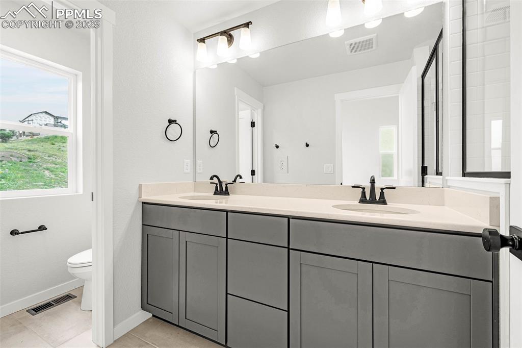 Image 15 of 37: Bathroom