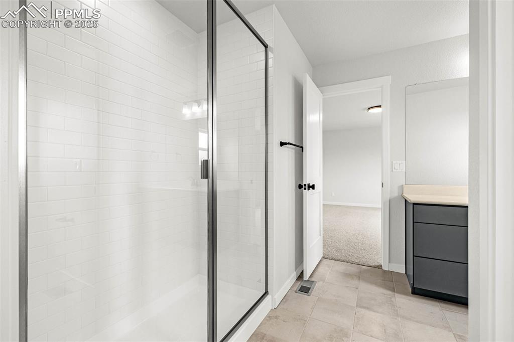 Image 23 of 37: Bathroom