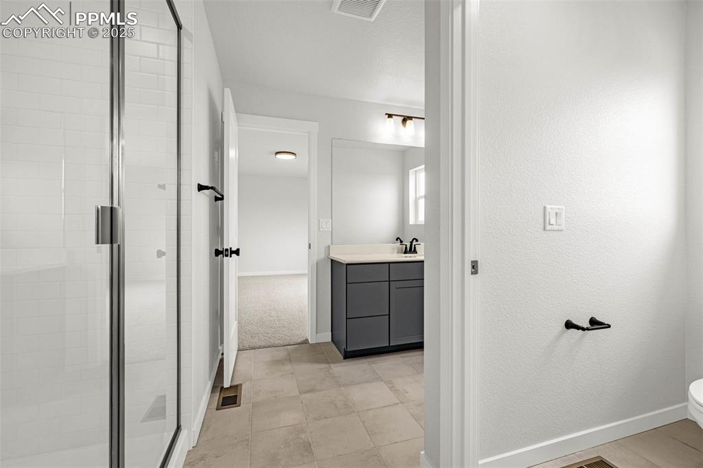 Image 25 of 37: Bathroom