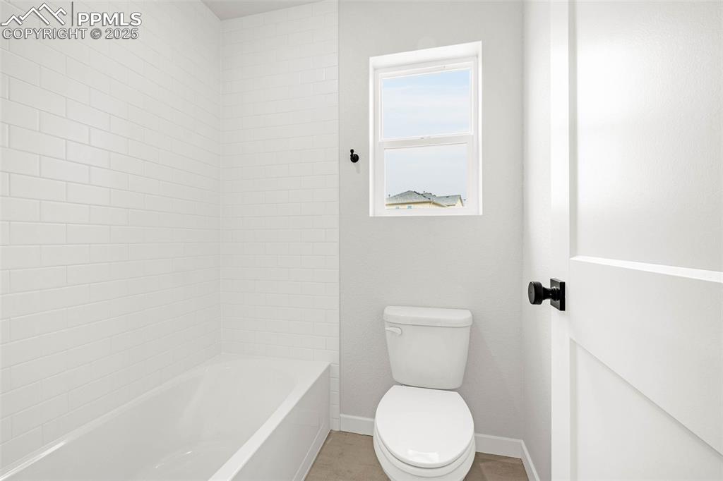 Image 32 of 37: Bathroom