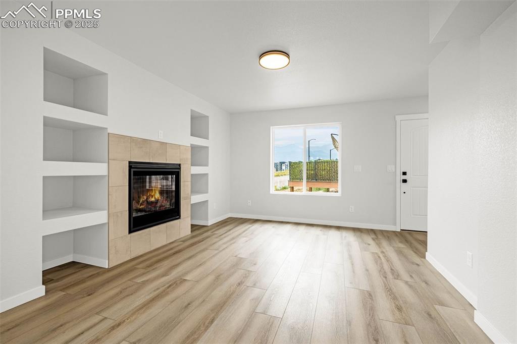 Image 4 of 37: Living Room