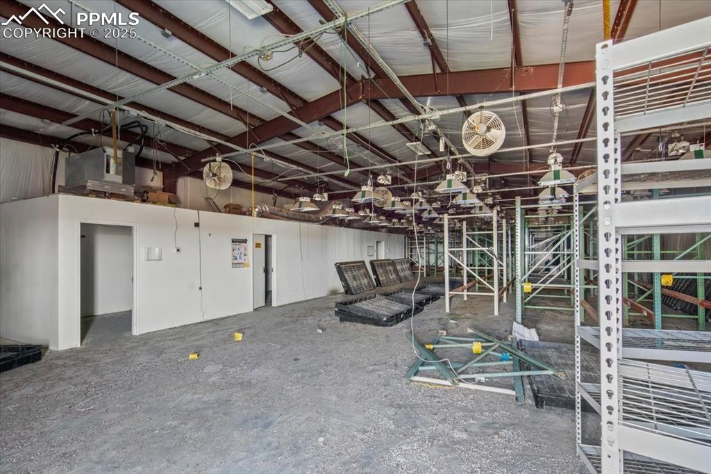 Image 11 of 50: Garage