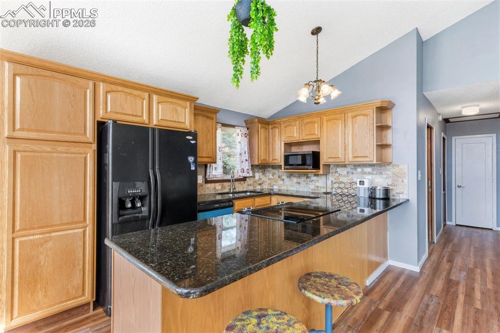 Image 15 of 49: Kitchen