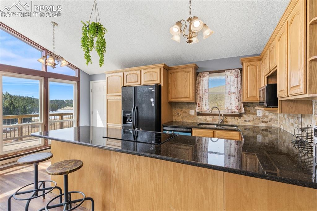 Image 17 of 49: Kitchen