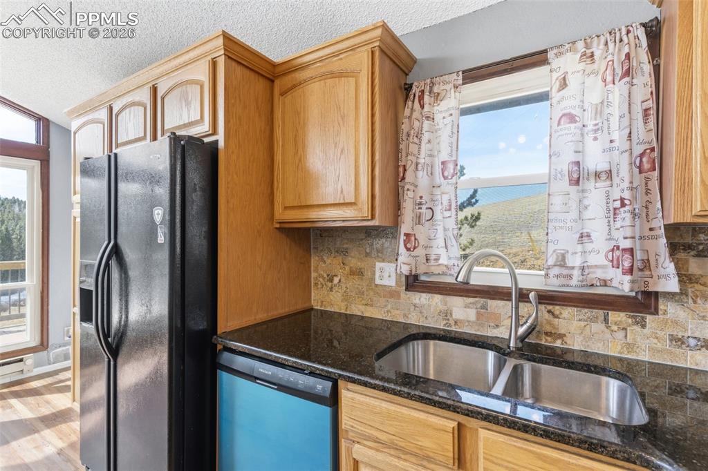 Image 18 of 49: Kitchen