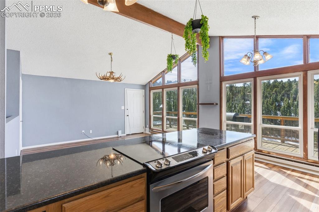 Image 19 of 49: Kitchen