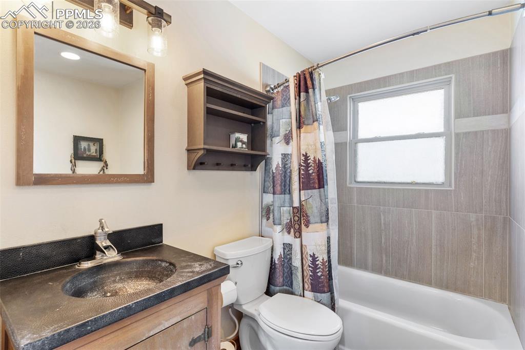 Image 28 of 49: Bathroom