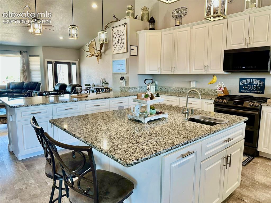 Image 12 of 50: Kitchen