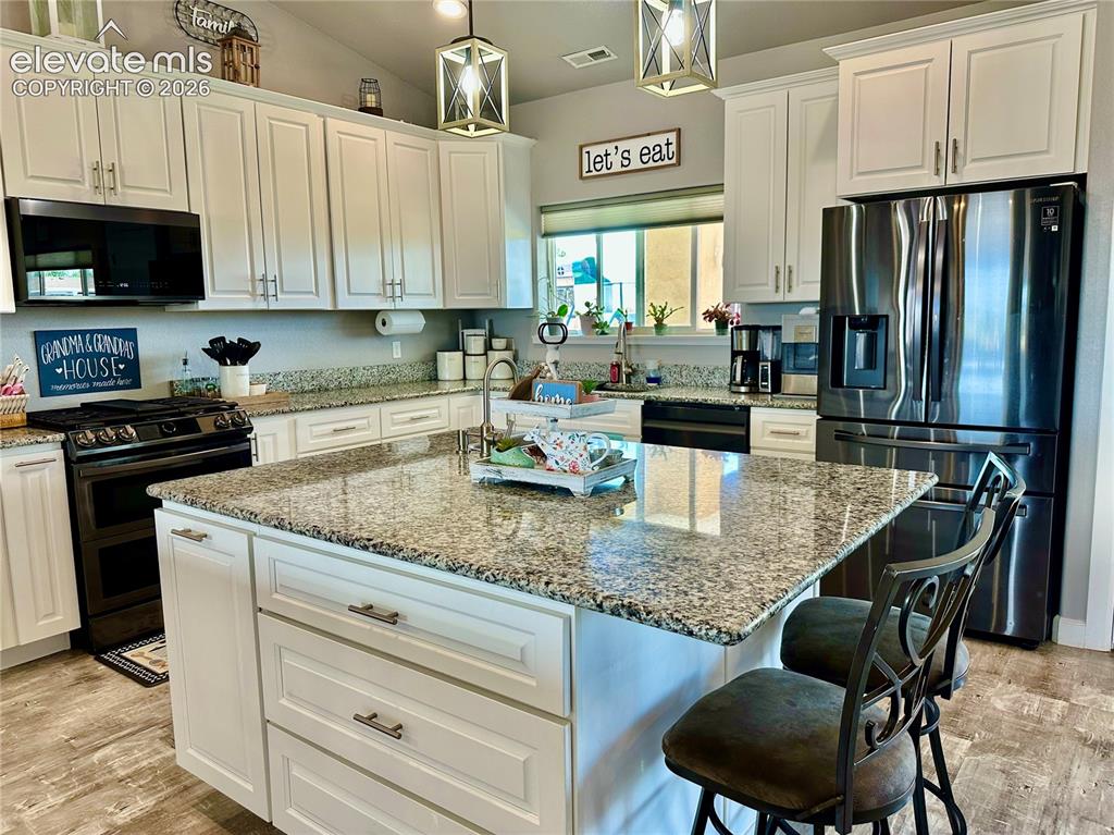 Image 13 of 50: Kitchen