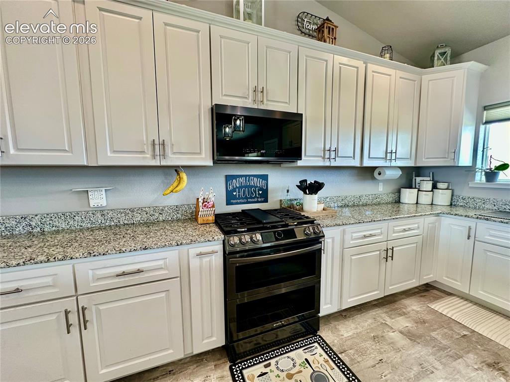 Image 14 of 50: Kitchen